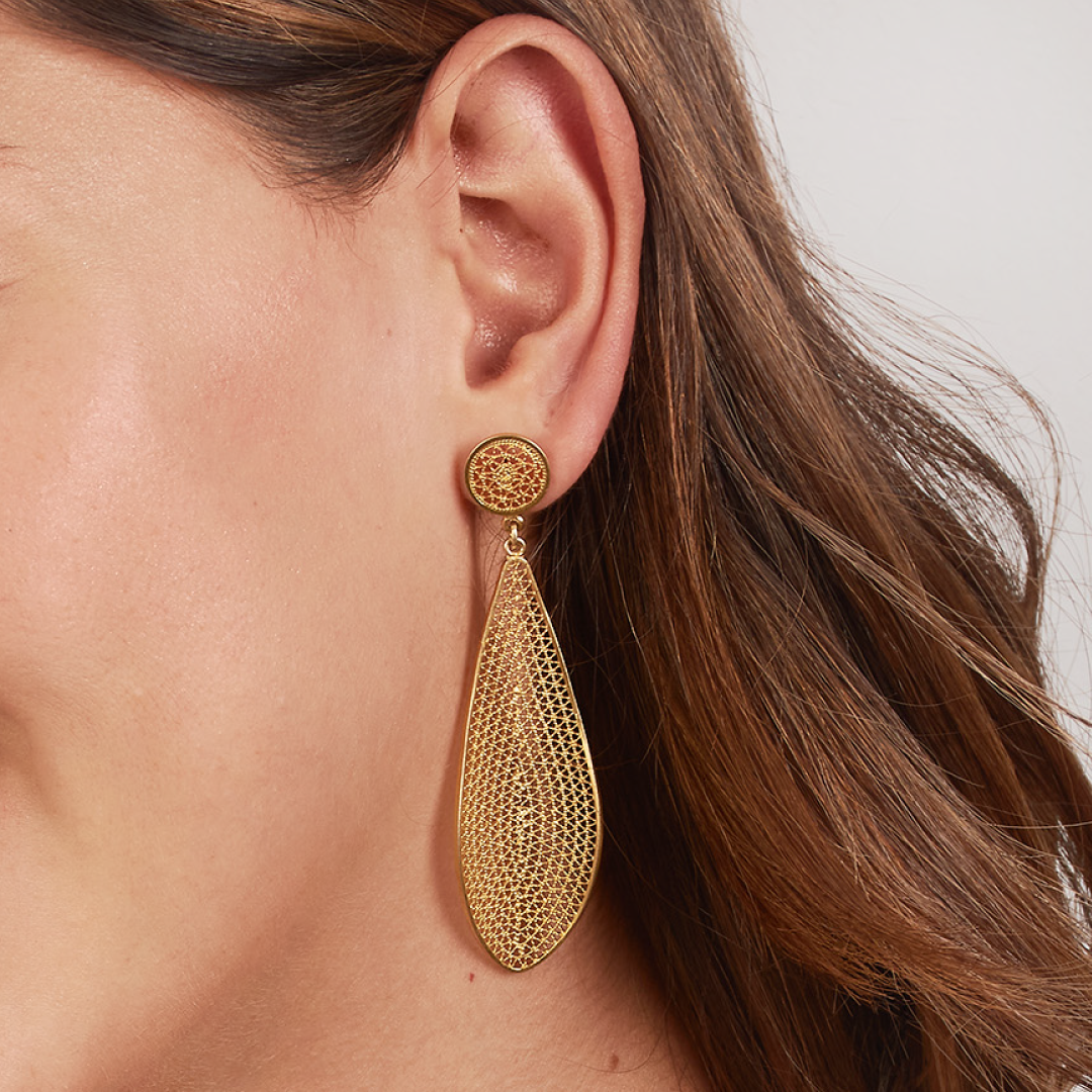 ARETE TOPO FILIGRANA HOJA CEIBA ZIGZAG BAÑO DE ORO DE IVORY