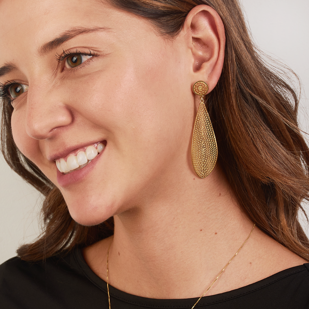 ARETE TOPO FILIGRANA HOJA CEIBA ZIGZAG BAÑO DE ORO DE IVORY