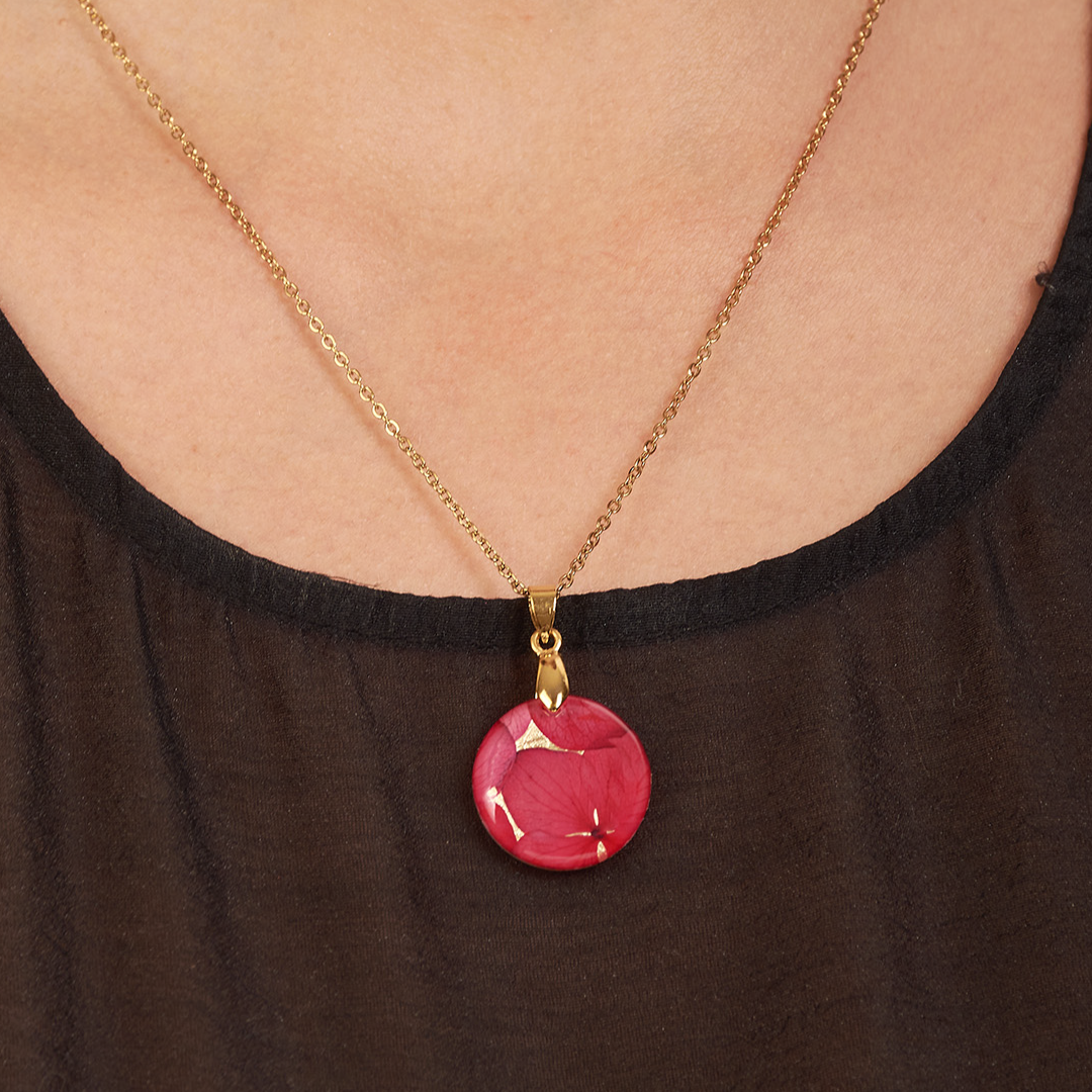 JUEGO ARETES Y COLLAR SENCILLO CIRCULAR, EN RESINA Y CADENA CON BAÑO DE ORO