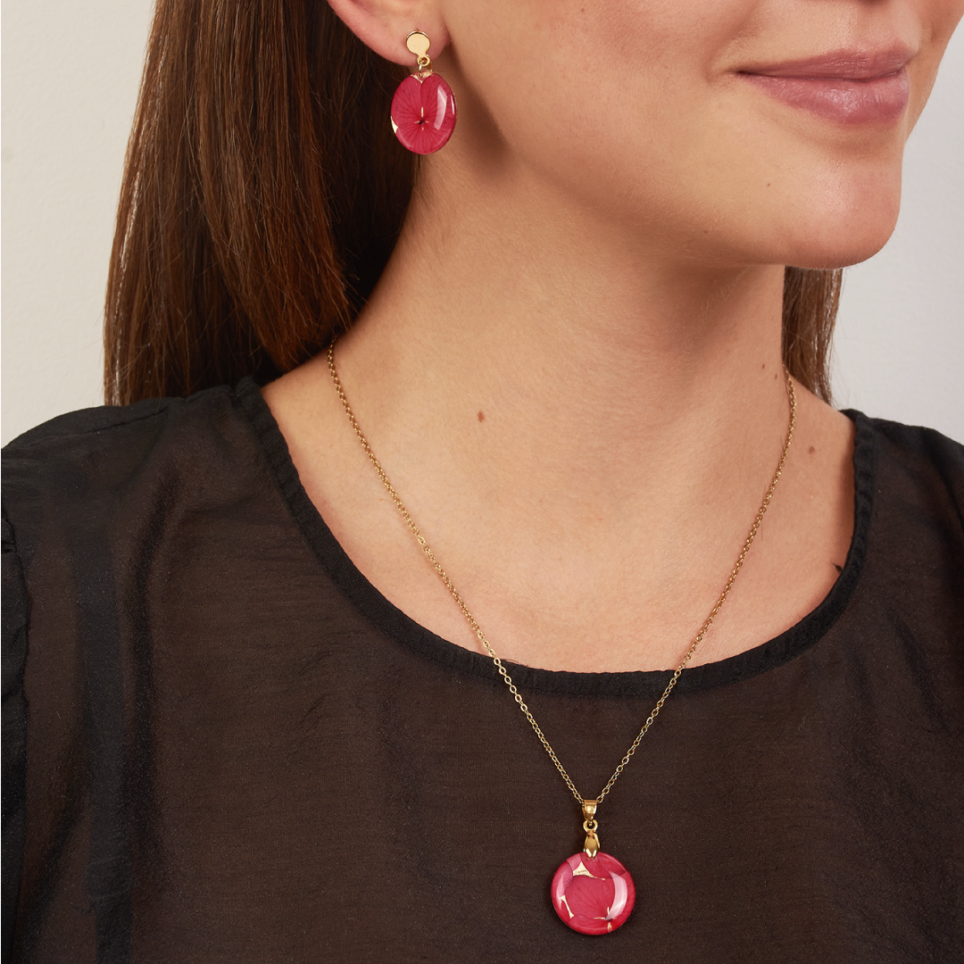 JUEGO ARETES Y COLLAR SENCILLO CIRCULAR, EN RESINA Y CADENA CON BAÑO DE ORO