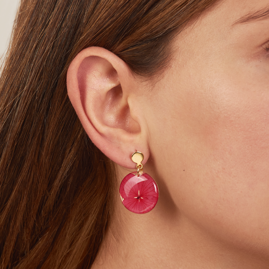 JUEGO ARETES Y COLLAR SENCILLO CIRCULAR, EN RESINA Y CADENA CON BAÑO DE ORO