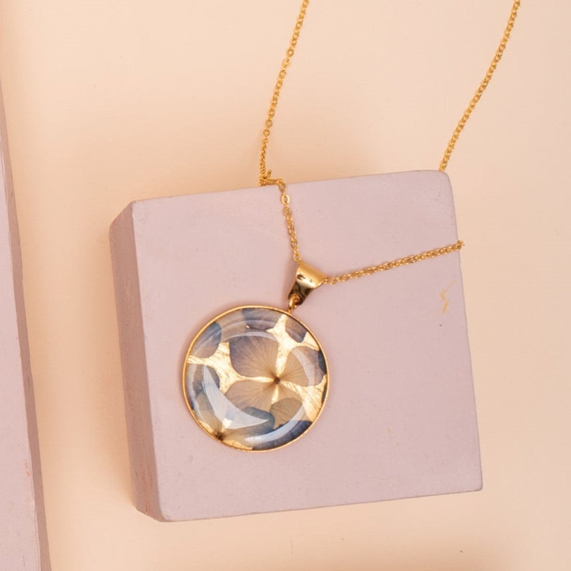 COLLAR DIJE EN CAJA GRANDE RESINA BAÑO ORO DORADO, CADENA O GUAYA