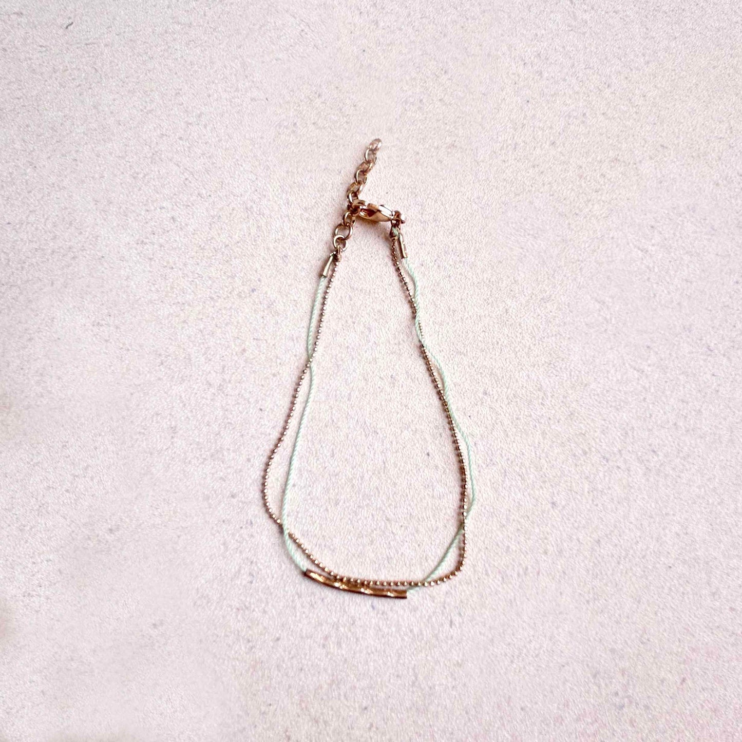 Pulsera Hilito verde menta centro tubo dorado