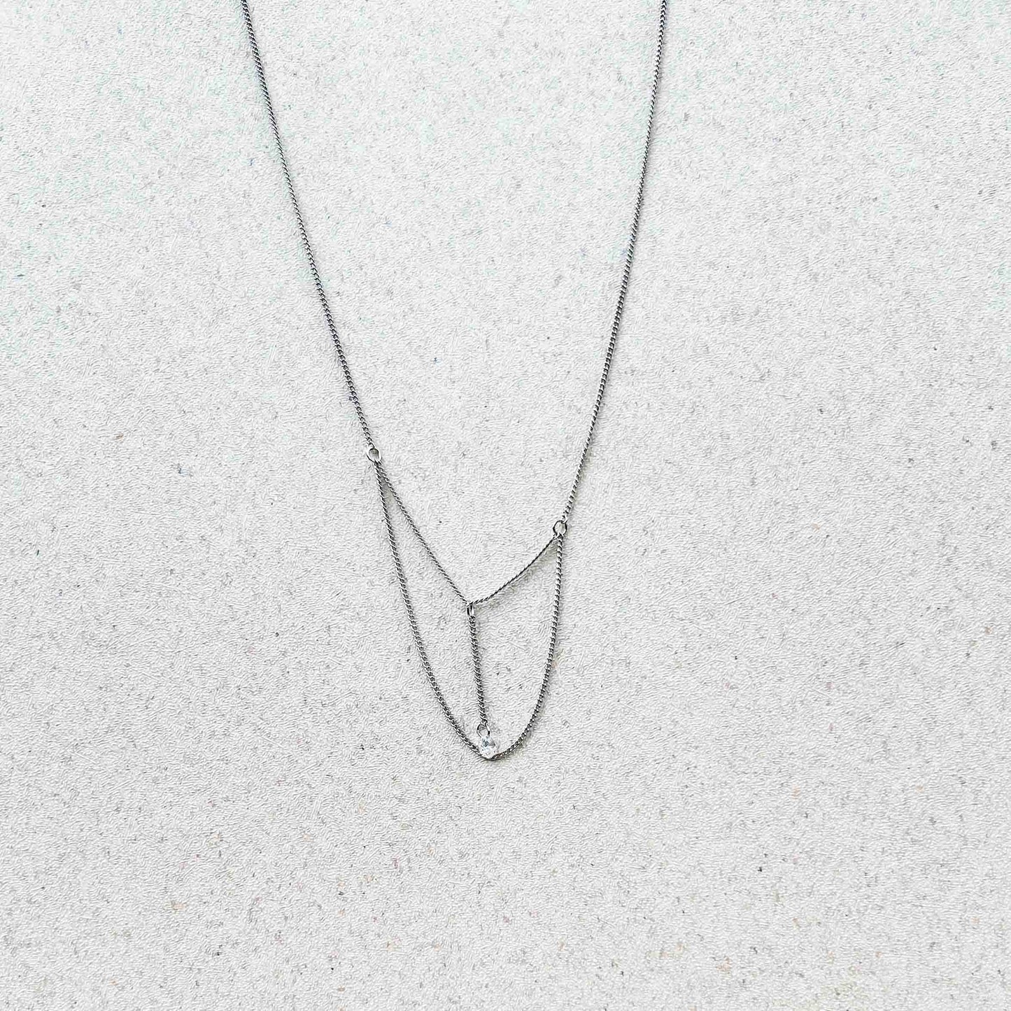 Cadena Corta Plateada con Caída Corta Punta Cristal