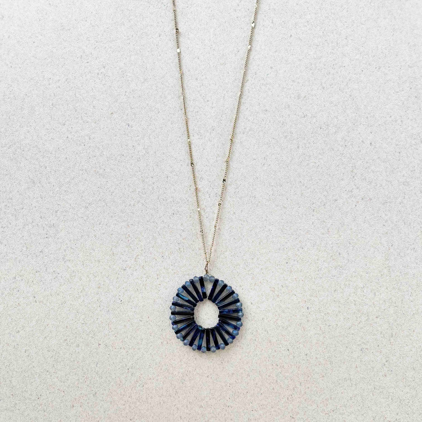 Collar Dorado Dije Tejido Canutillos Resina Azul