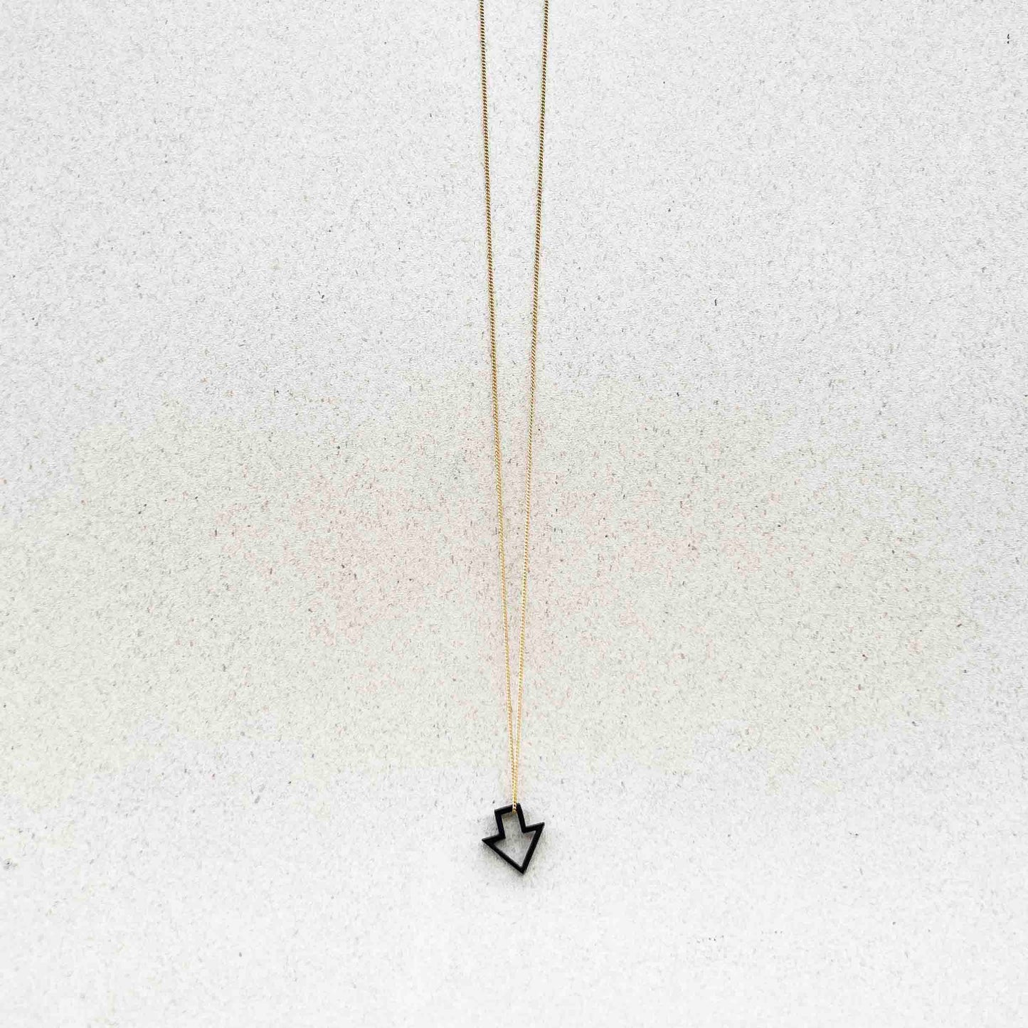 Collar Dorado Dije Flecha Negra