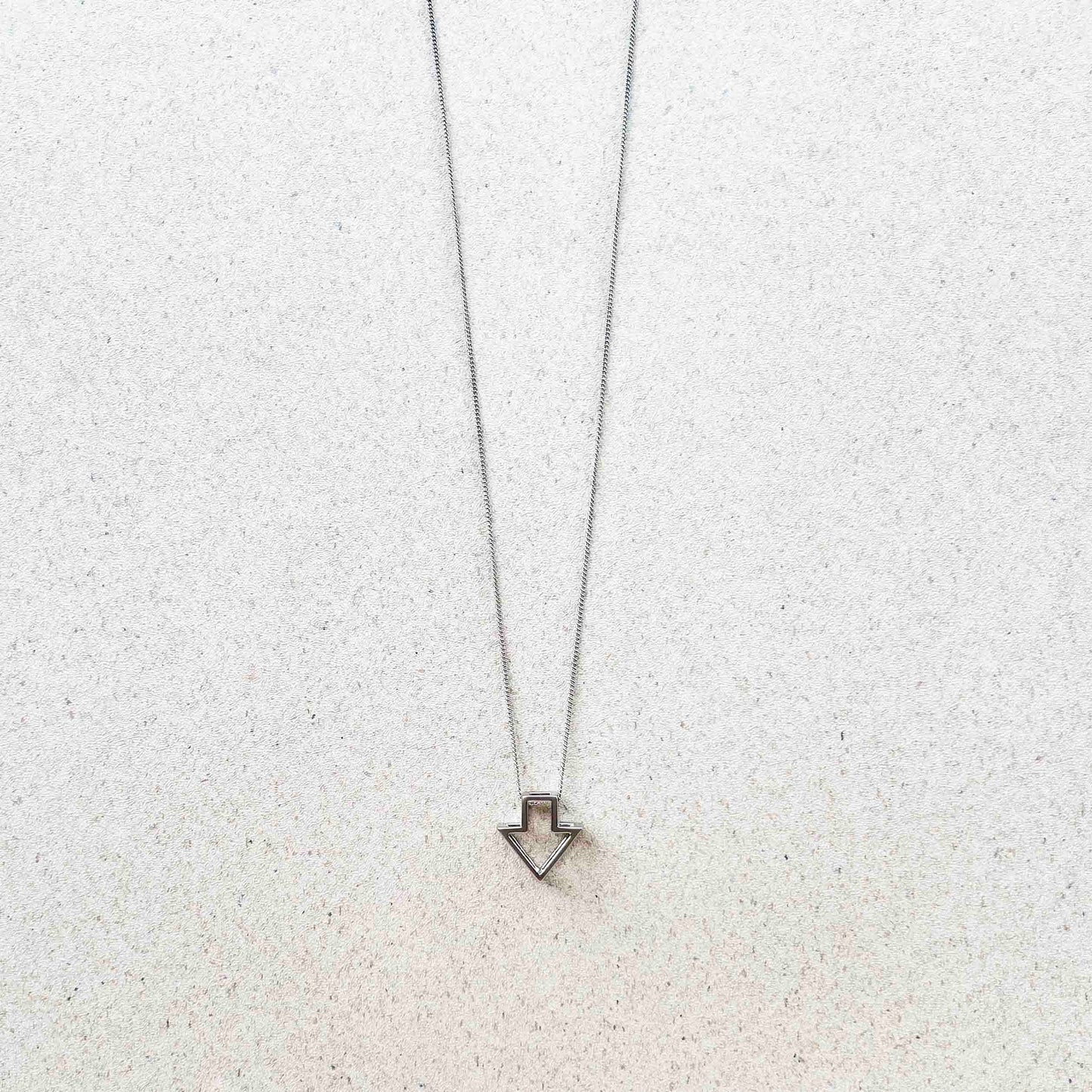 Collar Plateado Dije Flecha Plateada