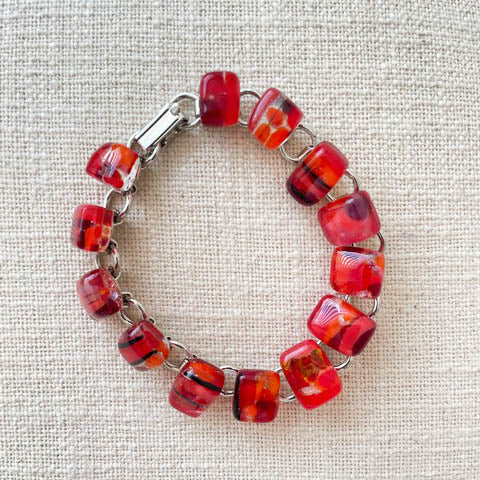 Pulsera cadena plateada vitrofusion rojos