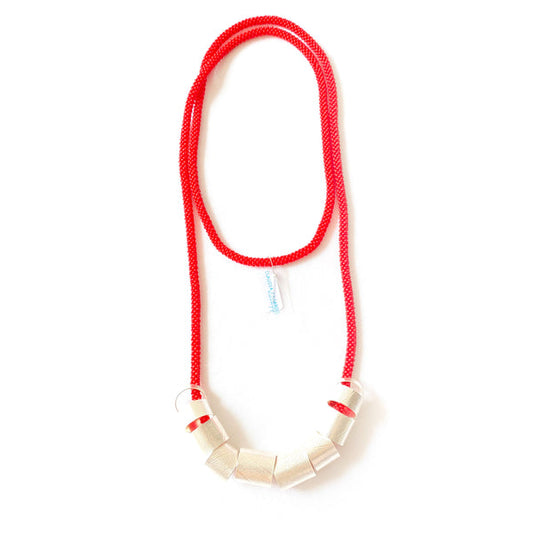Collar cintas rojo de Claudia Fajardo