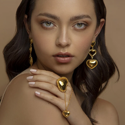 Aretes Tres Corazones Resilientes Dorado