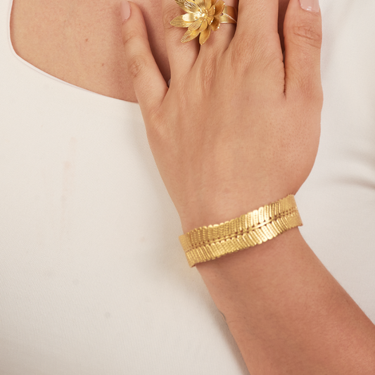 Brazalete Hoja Dividivi Brillo Guajiro Dorado