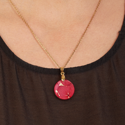 JUEGO ARETES Y COLLAR SENCILLO CIRCULAR, EN RESINA Y CADENA CON BAÑO DE ORO