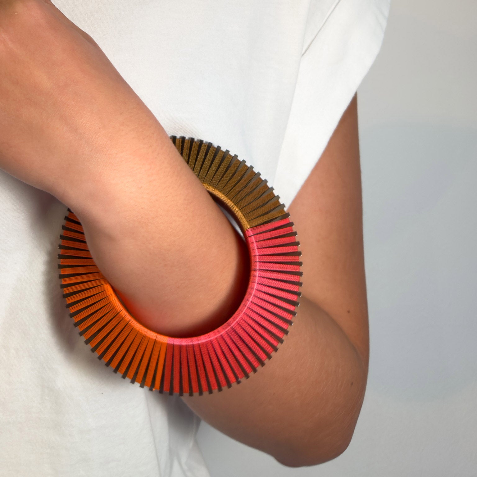 Pulsera Circular 2 cms Tejida con Hilo