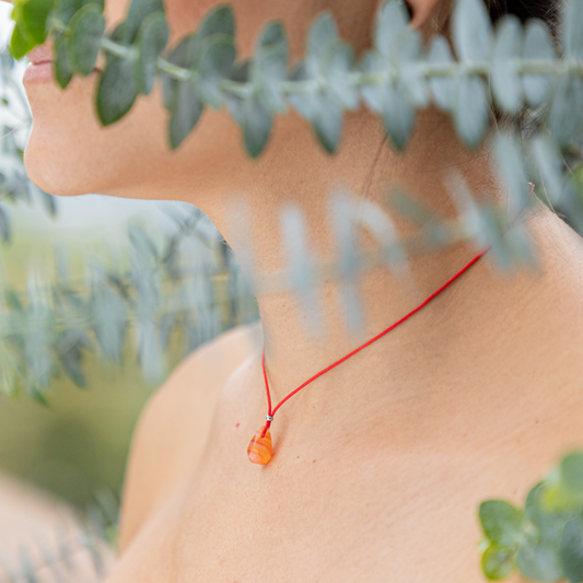 Collar Hilo Rojo Gota Inari Ágata De Fuego de Life is Now