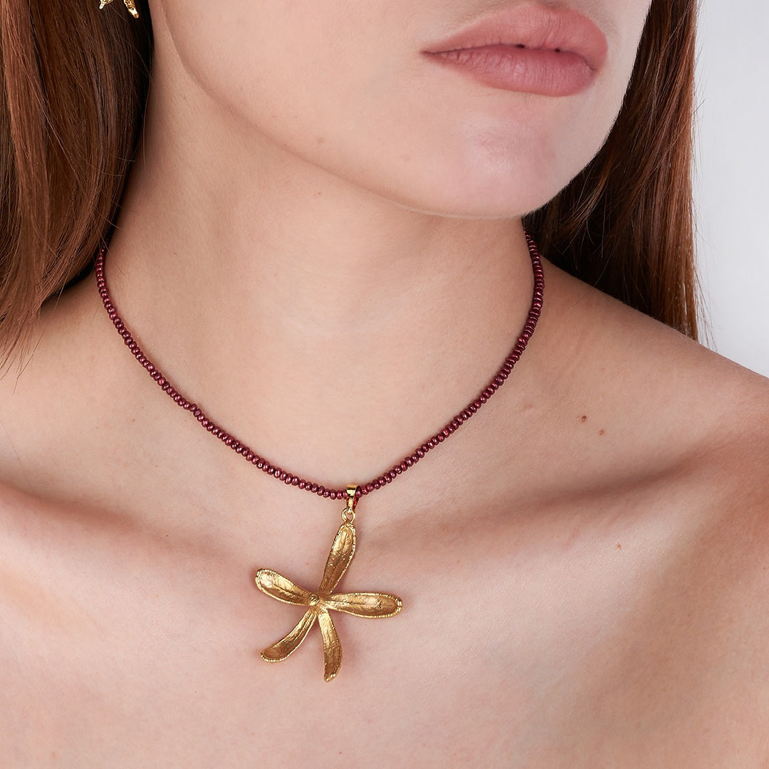 Collar Flor Pétrea Oro y Perlas