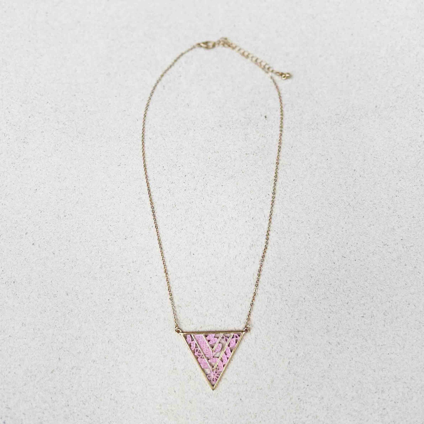 collar dije triangulo rosado