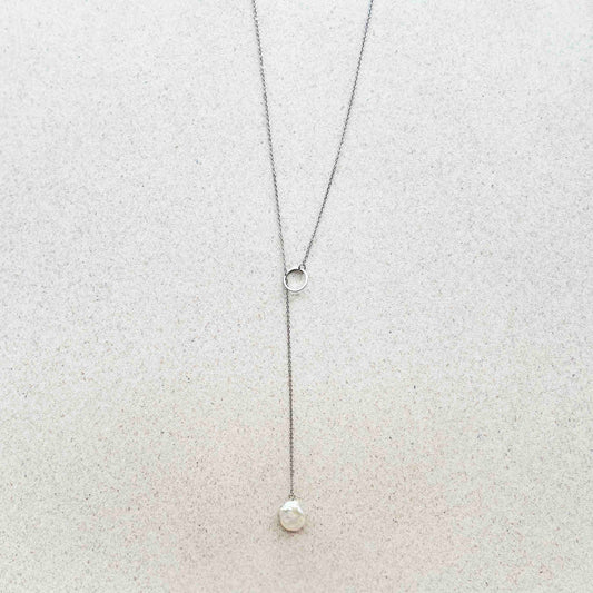 Collar Largo Plateado Que Pasa Por Aro