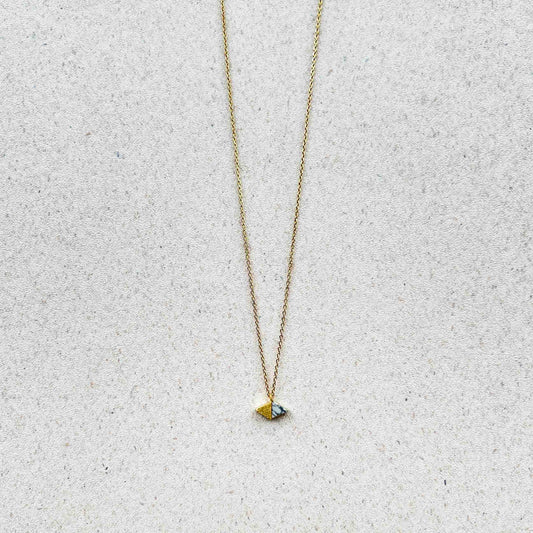 Collar Corto Dorado Dije Rombo Dorado y Piedra