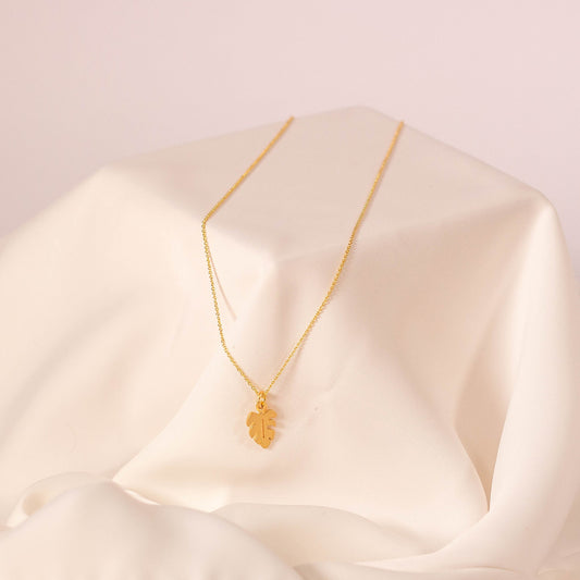 collar monstera con baño de oro
